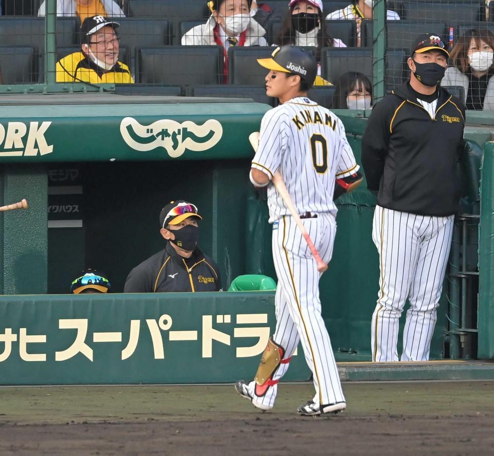 　６回、無死満塁の好機に遊直に倒れた木浪と、ベンチの矢野監督（左）＝撮影・高部洋祐