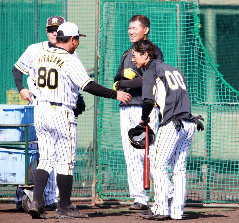 　北川コーチ（８０）にあいさつする上本（奥は福留）