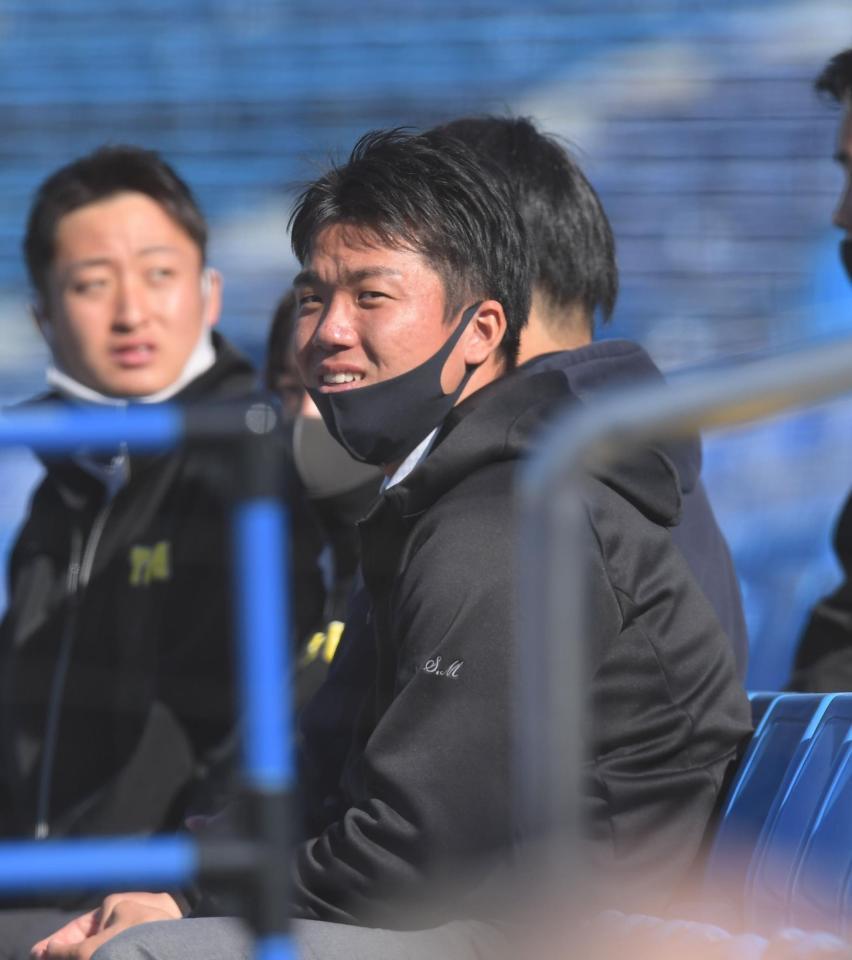 スタンドから応援する東洋大・村上頌樹（撮影・金田祐二）