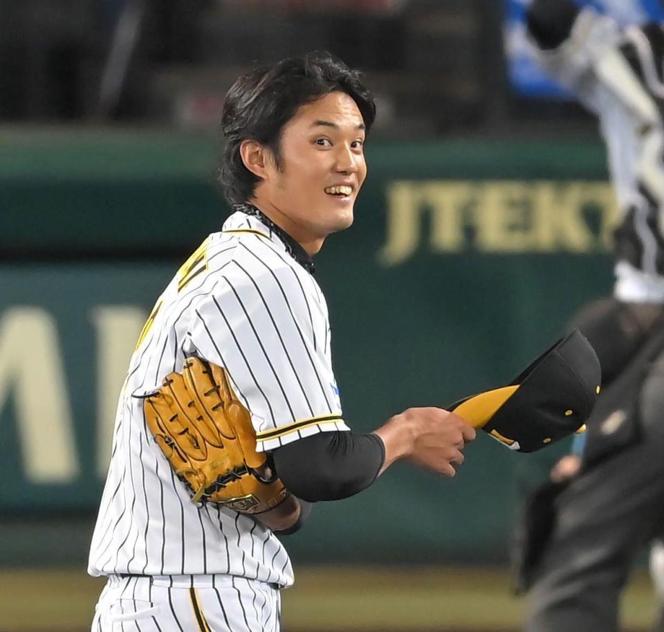 ５回、ヤクルト・田代を打ち取り、笑顔を見せる阪神・藤浪＝甲子園（撮影・高部洋祐）