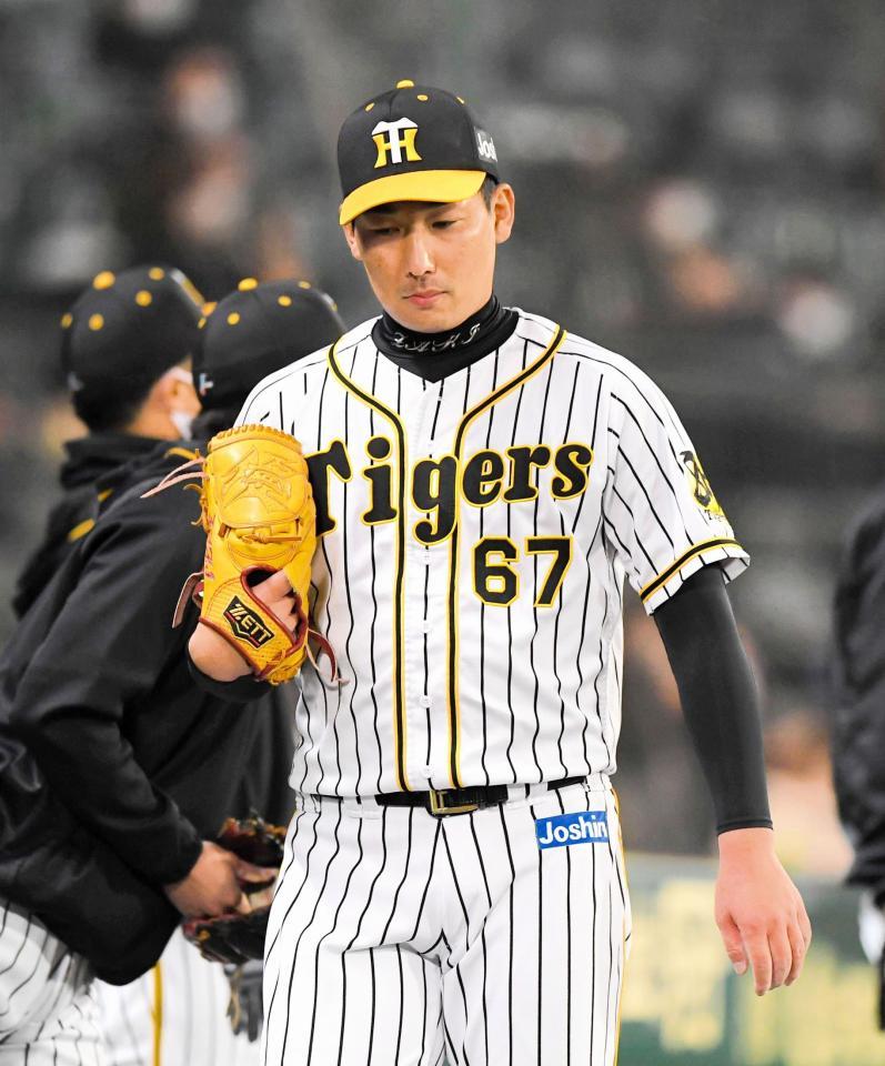 ７回、適時打を浴び、肩を落とす阪神・岩崎＝甲子園（撮影・北村雅宏）