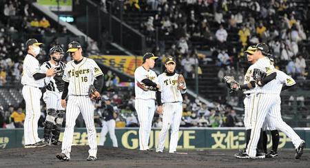 ２回途中、交代を告げられ、ベンチに戻る西勇