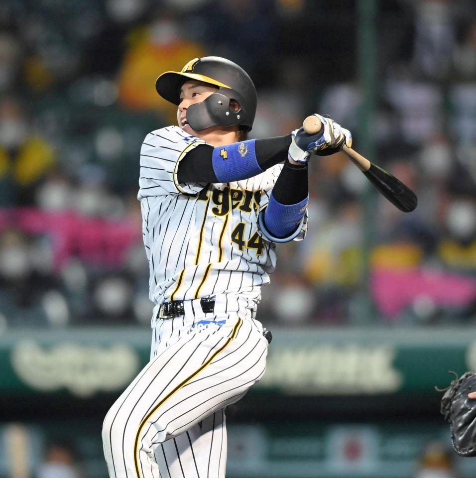 ５回、勝ち越しソロを放つ梅野（撮影・田中太一）