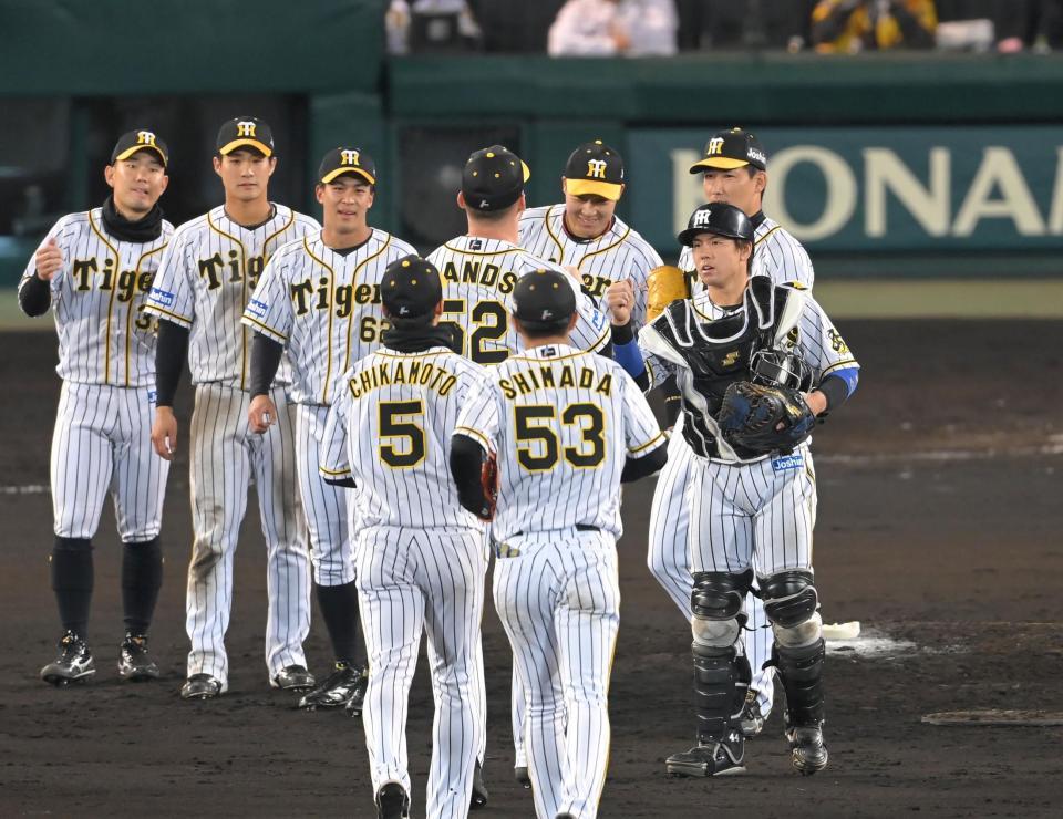 ヤクルトに逆転勝利し、ナインとタッチを交わす梅野（右手前）