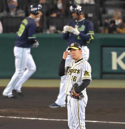 　１回、自らのけん制悪送球で、宮本（左奥）の生還を許す西勇