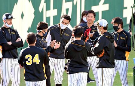 　試合前、投手陣の円陣の中で拍手されるスアレス（中央）