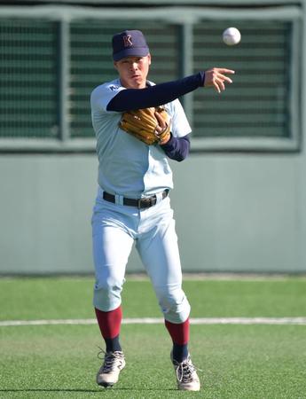 　軽快な動きで打球を処理する近大・佐藤輝明（撮影・神子素慎一）