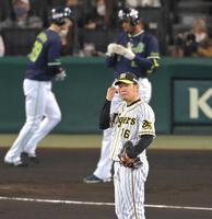 　１回、自らのけん制悪送球で、宮本（左奥）の生還を許す西勇