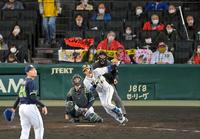 　５回、星から勝ち越しソロを放ち、バットを放り投げる梅野