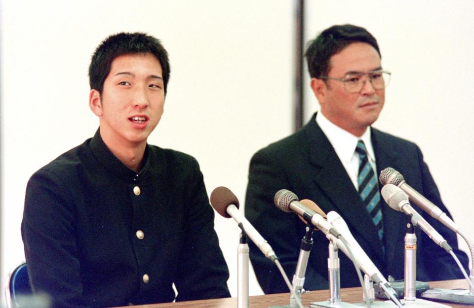 　ドラフト会議で阪神から１位指名を受け会見する高知商・藤川（左）と正木監督＝９８年１１月２０日