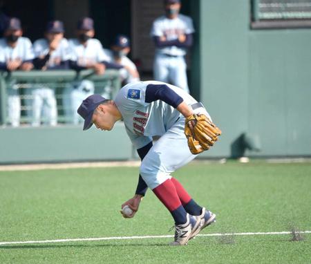 　３回、三塁前バントに猛然とダッシュし素手で処理する近大・佐藤（撮影・神子素慎一）