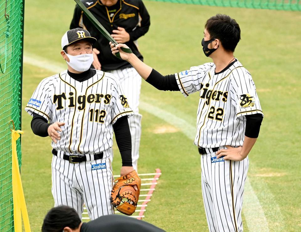 　藤川（右）と話す片山ブルペン捕手