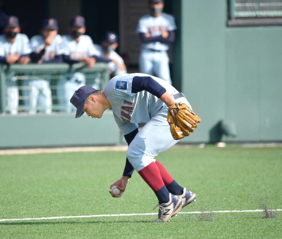 　３回、三塁前バントに猛然とダッシュし素手で処理する近大・佐藤（撮影・神子素慎一）