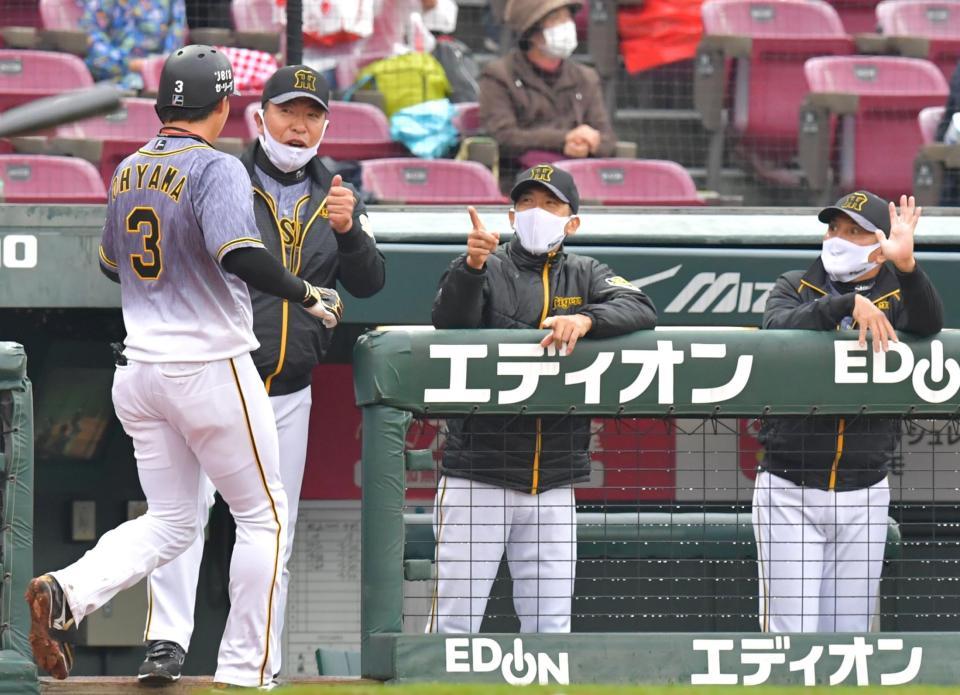 　６回、ソロを放って生還した大山（左端）を迎える矢野監督（中央）ら（撮影・立川洋一郎）