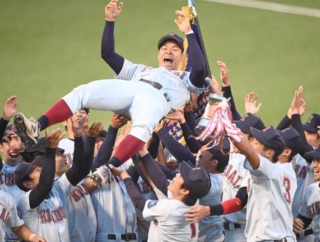 　優勝を決め、ナインから胴上げされる近大・佐藤