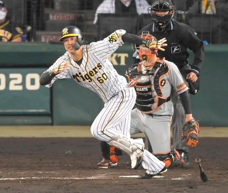 ８回、中前打を放つ中谷（撮影・高部洋祐）