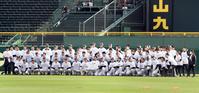　練習前、藤川はナインとおそろいのＴシャツを着て記念写真に納まる（撮影・山口登）