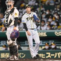 　１回、巨人に先制を許し、厳しい表情の青柳（撮影・飯室逸平）