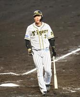 ５回、阪神・大山は補邪飛に倒れベンチに戻る＝甲子園（撮影・山口登）