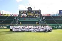 試合前、ナインに囲まれ記念撮影する藤川（中央手前）＝阪神タイガース提供