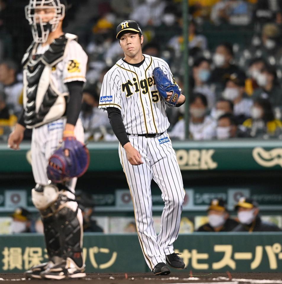 　１回、巨人に先制を許し、厳しい表情の青柳（撮影・飯室逸平）