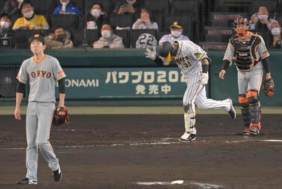 ４回、巨人・戸郷翔征（左）の前に中飛に倒れる阪神　ジェフリー・マルテ＝甲子園（撮影・高部洋祐）