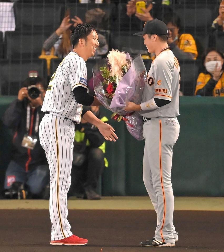 　試合前、坂本（右）から花束を受け取る藤川（撮影・高部洋祐）