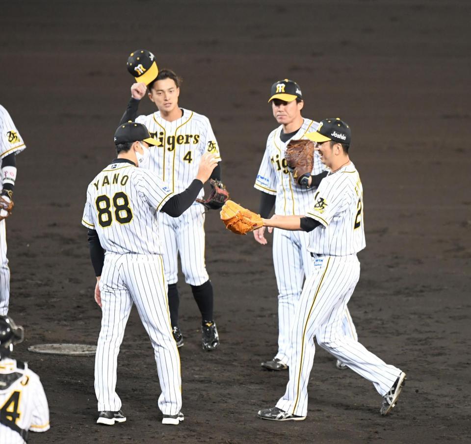 阪神・藤川がついにラスト登板 矢野監督がマウンドでボールを