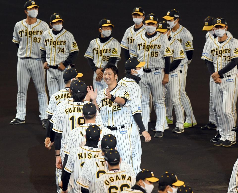 　ナインとタッチする藤川（撮影・山口登）