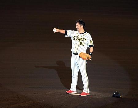 　ラストピッチでポーズを決める藤川（撮影・山口登）