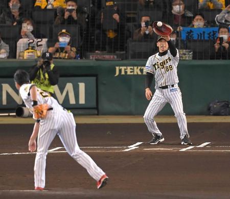 　セレモニーで、藤川（手前）の投球を受ける矢野監督（撮影・高部洋祐）