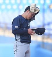 　５回、汗をぬぐう上武大・佐藤蓮（撮影・高石航平）