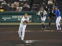 ４回、けん制で二走のＤｅＮＡ・神里を刺す阪神・藤浪＝甲子園（撮影・高部洋祐）