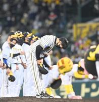 　深々と頭を下げる矢野監督（撮影・飯室逸平）