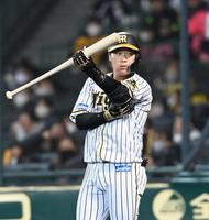 　５回、申告敬遠で歩かされる大山悠輔（撮影・飯室逸平）
