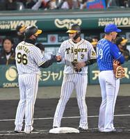 　５回、申告敬遠で一塁に進む大山（中央）＝撮影・高部洋祐