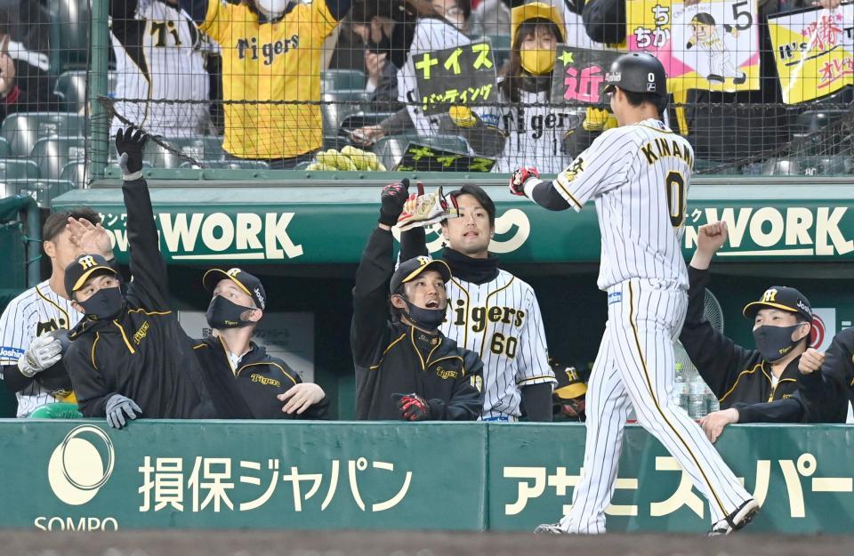 　８回、先制に沸く藤浪（中央）ら阪神ベンチ（撮影・飯室逸平）