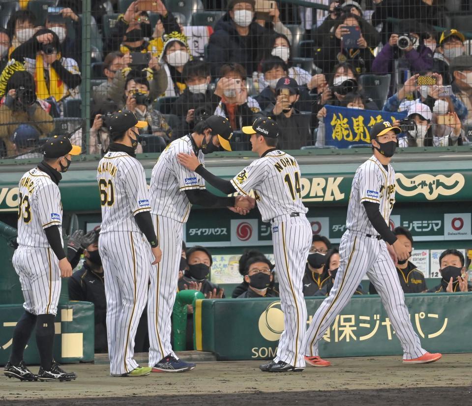 　場内一周から戻った能見（中央右）と握手を交わす藤浪（同左）＝撮影・高部洋祐