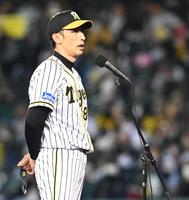 　最終戦を終え、あいさつする矢野監督