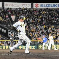 　７回、三ゴロ併殺打に倒れた大山