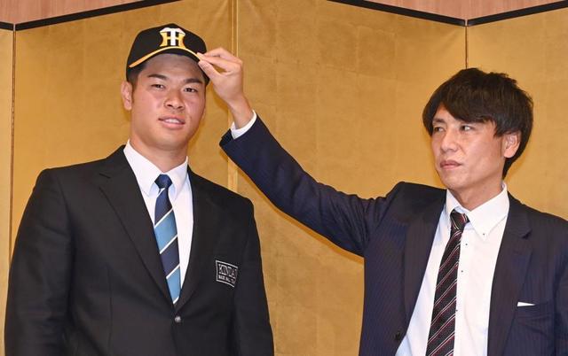 阪神ドラ１佐藤、背番号は福留つけた「８」　「球界を代表する選手に」と決意