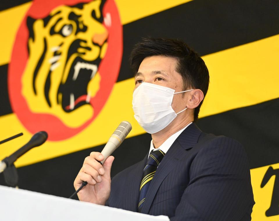 　オーナー報告を終え、会見する矢野監督（撮影・飯室逸平）