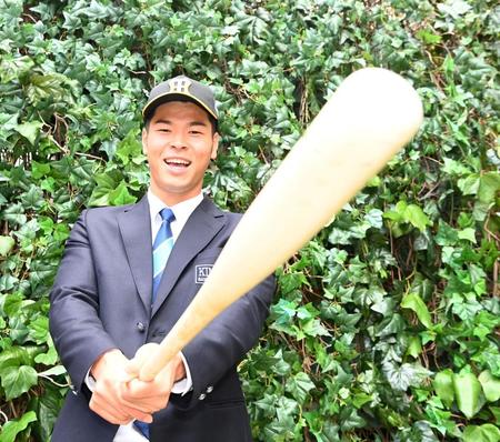 　阪神との仮契約を終え、バットを手にタテジマでの活躍を誓う阪神ドラフト１位・近大・佐藤輝明