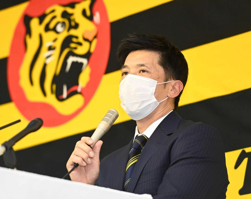 　オーナー報告を終え、会見する矢野監督