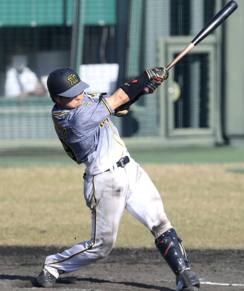 　８回、この日３本目の安打を放つ長坂（撮影・田中太一）