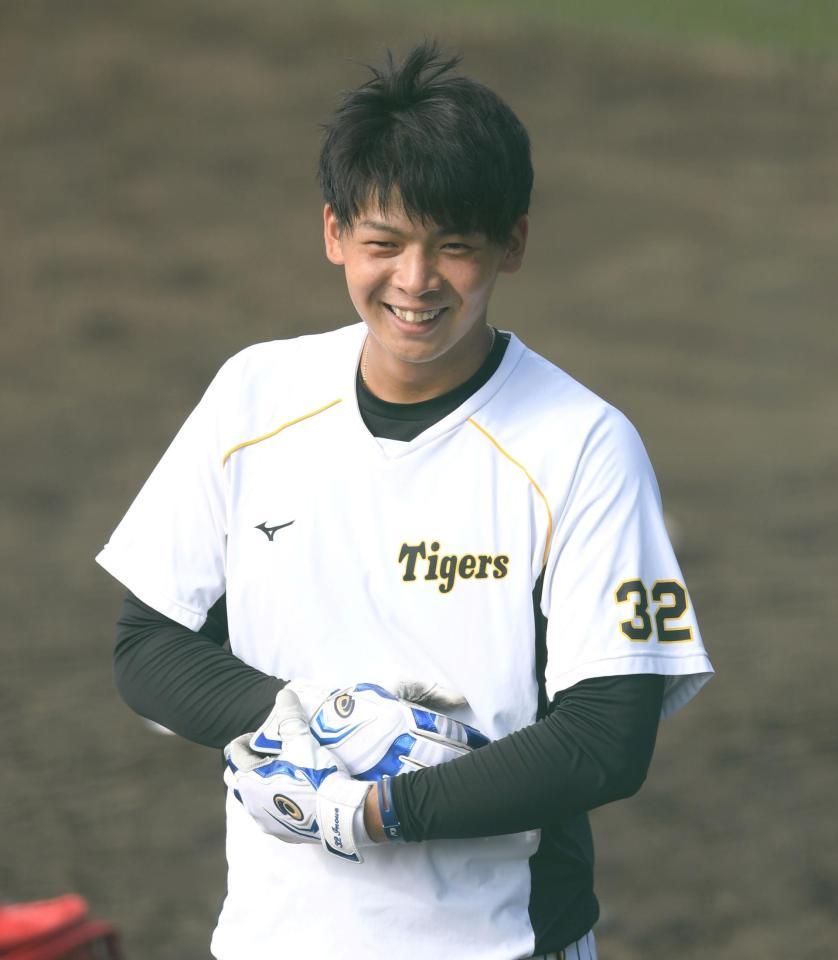 練習中、笑顔を見せる阪神・井上広大＝宮崎・ＳＯＫＫＥＮスタジアム（撮影・田中太一）