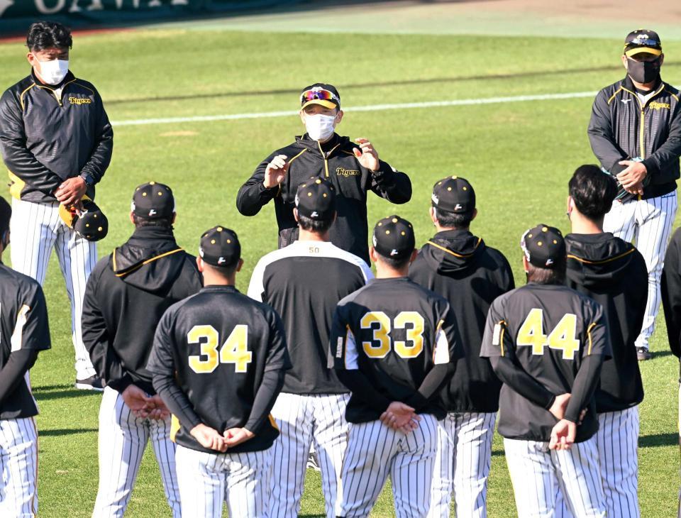 　練習開始前、円陣でナインに話す矢野監督（撮影・飯室逸平）