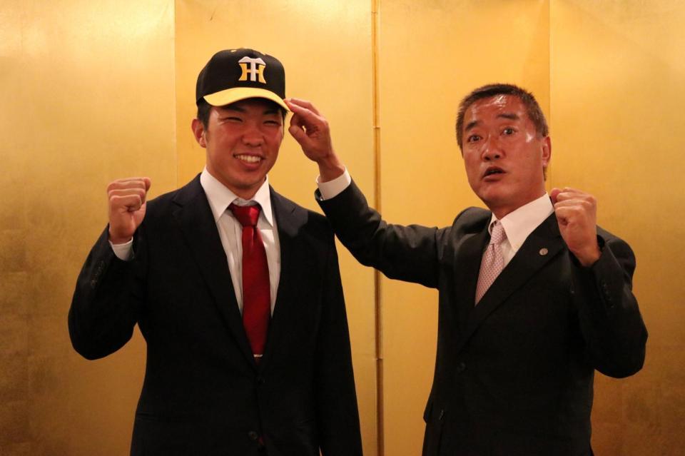 仮契約を終え、タテジマでの活躍を誓う阪神ドラフト８位指名の石井大智（球団提供）