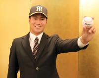 　仮契約を終え、ボールを手に笑顔を見せる九産大・岩田将貴（阪神タイガース提供）