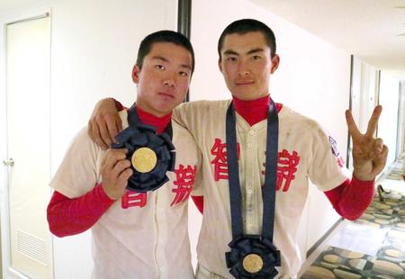 　メダルを提げて記念撮影する村上（左）と岡沢（本人提供）